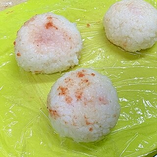 話題の切り餅入りもちもちご飯に明太子おにぎってみた